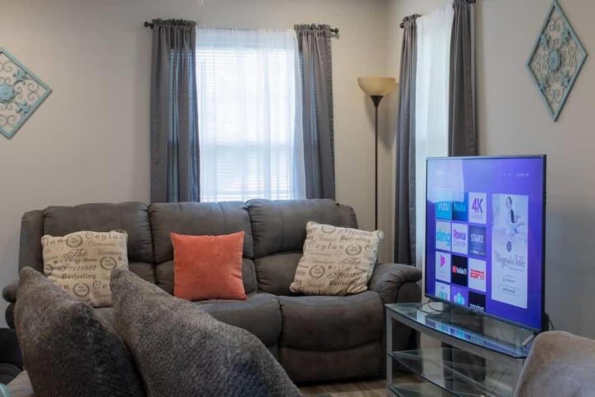 The Graduation Getaway Near Downtown & Benning Holiday home *